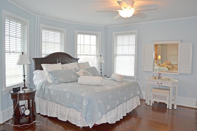 Building Photo - 16 S Somerset Ave