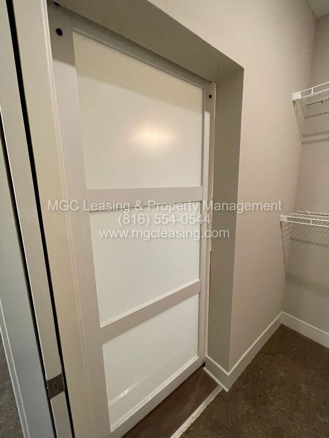 Building Photo - First Floor HCA Apartment with Extra-Large Primary Bath - Enjoy a $500 rent credit when you lease...