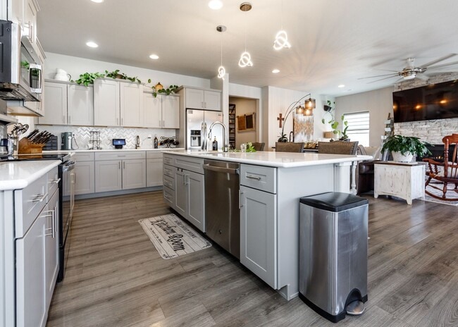 Building Photo - Luxury Ranch-Style Home for Rent | Wolf Ranch | D20 Schools | Pikes Peak Views