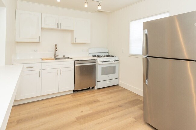 Building Photo - **REDUCED SECURITY DEPOSIT** Refreshed 2 Bed /1 Bath Pacific Beach Duplex Near the Ocean & Bay!