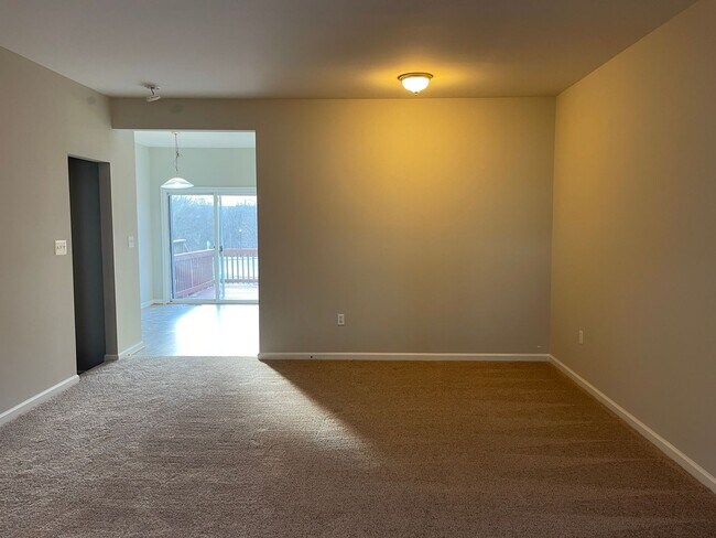 Building Photo - UPDATED TOWNHOUSE IN FREDERICKSBURG - CLOS...