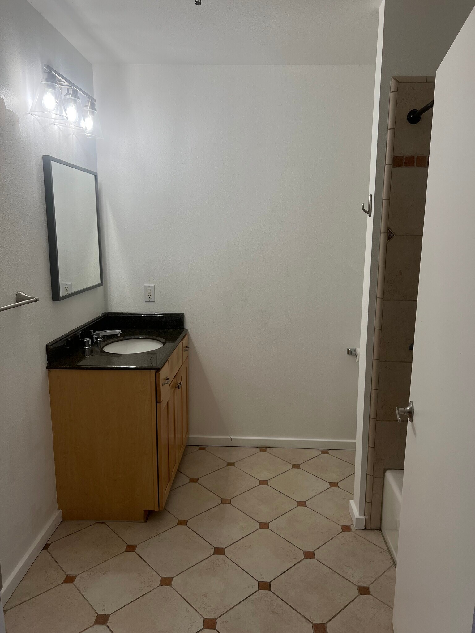 Building Photo - 425 28th St