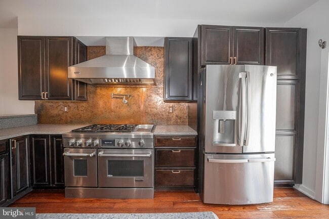 Building Photo - 601 Poplar St