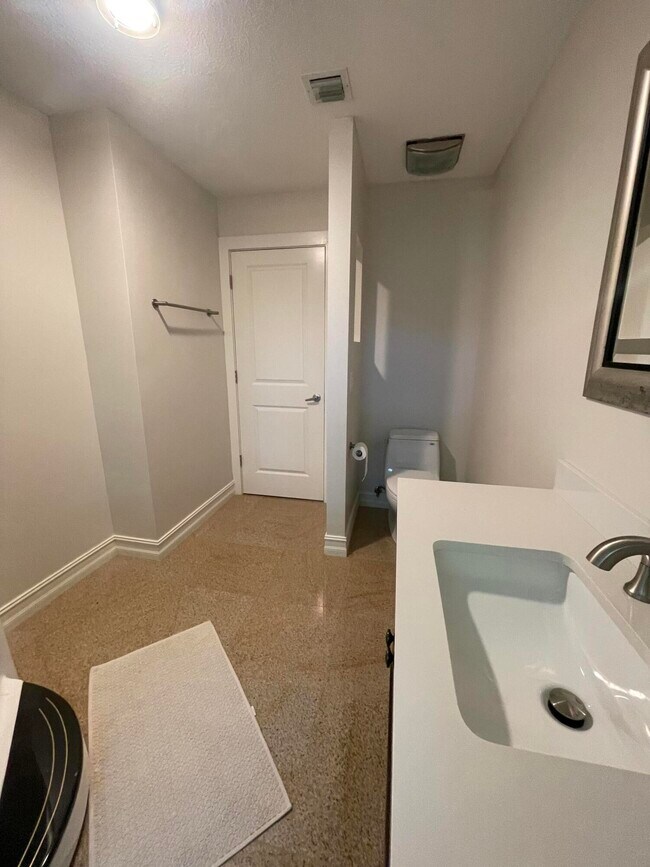 Building Photo - 1087 NE Quinn Pl