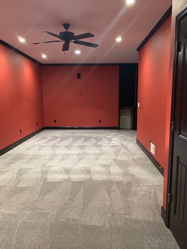 Building Photo - Lovely Eastside Townhome Condo Near Vet School- 3BR/3BATH!