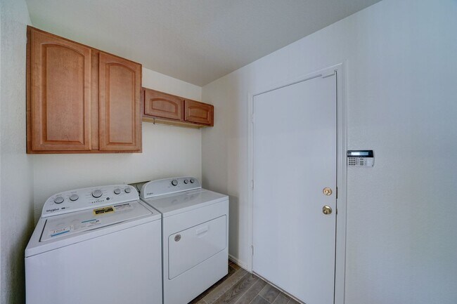 Building Photo - AVAILABLE NOW!!! Oversized Bedrooms in Johnson Ranch