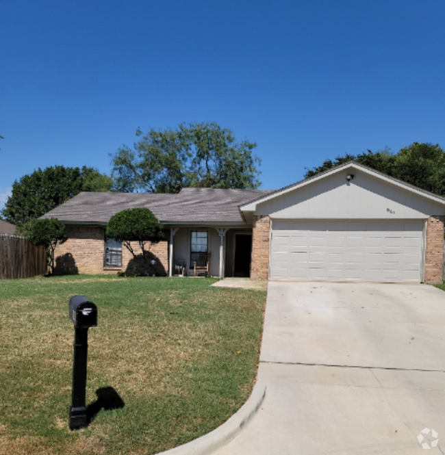 Building Photo - Cozy in the Culdesac 3/2/2 in Burleson