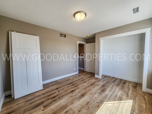 Building Photo - 6 Bedroom 4 bathroom two story home in Waukee