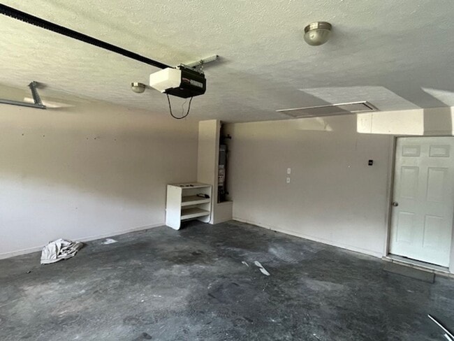 Building Photo - 102 Rosebud Cir