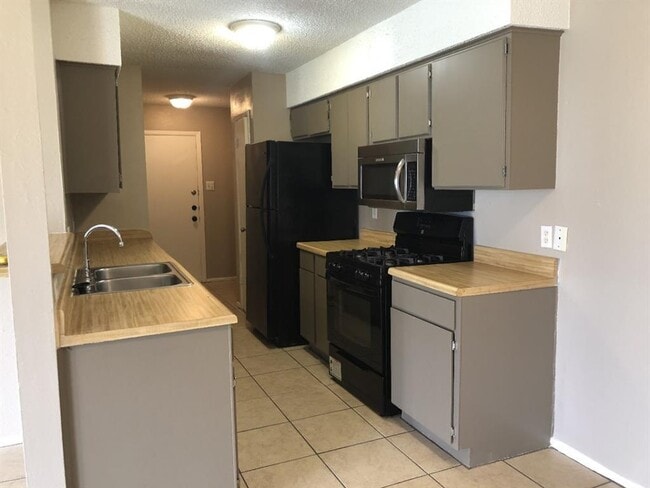 Building Photo - 603 Country Aire Dr