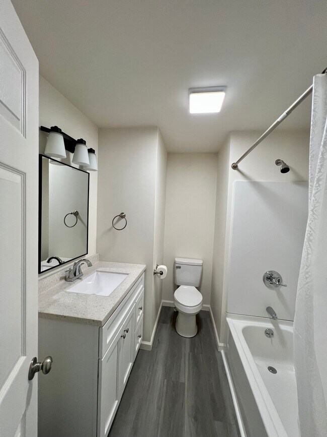 Building Photo - 425 Center St