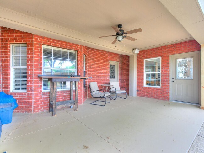 Building Photo - This stunning 4-bedroom, 3.5-bathroom home...