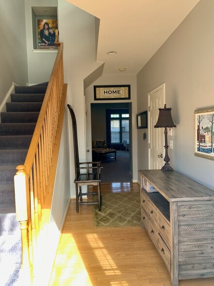 1st floor entry - 811 Rainier Rd