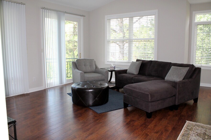 Building Photo - 2137 Creswell Dr