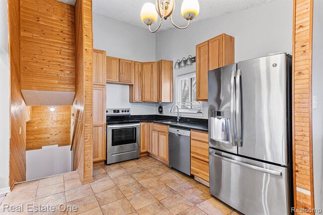 Building Photo - 30450 Avondale St