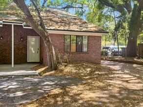 Building Photo - END UNIT TOWNHOME