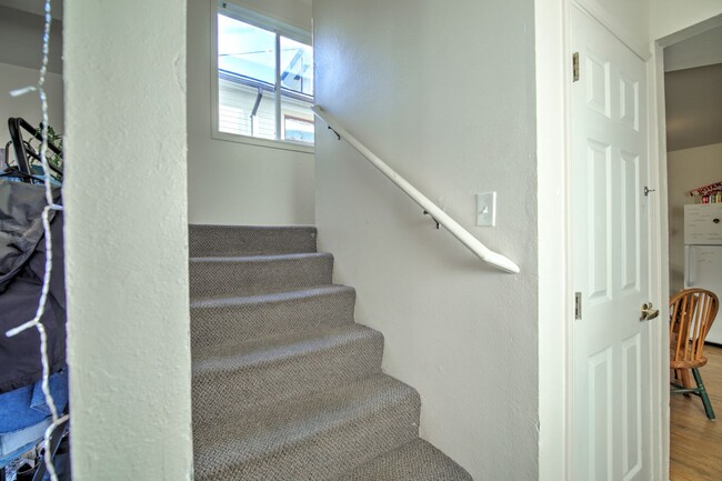 Building Photo - 8 Bedroom home in the Heart of the U-district