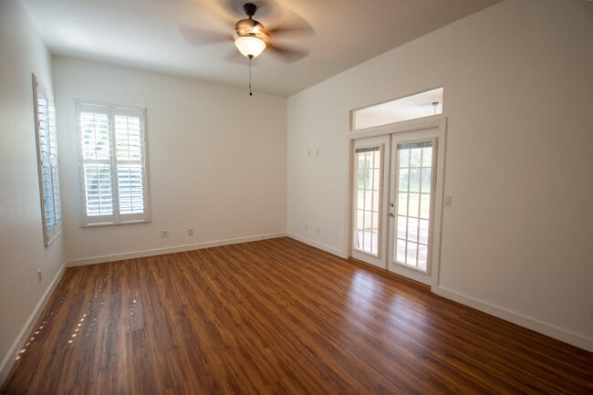 Building Photo - 562 SW New Castle Cove
