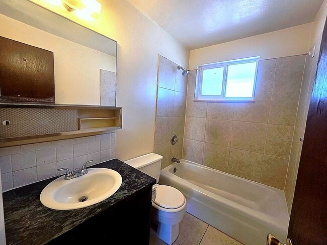 Building Photo - Charming 2-Bedroom, 2-Bath Townhome-Style Unit in Edgewater