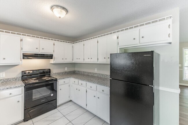 Building Photo - Stylish, Spacious & Updated! Don’t Miss Th...