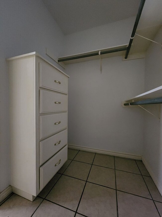 Building Photo - 3 bedroom 2 bath brick home