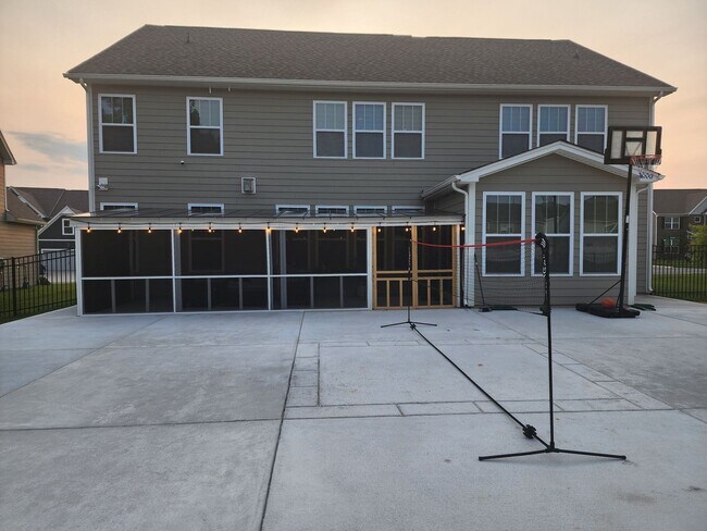 Building Photo - Like New Single Family Home minutes from B...