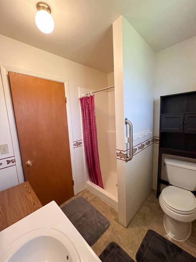 Building Photo - 686-800 Bamboo Way - Susanville