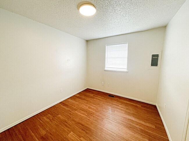 Building Photo - 3 Bed 1.5 Bath - Moore