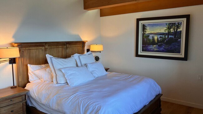 Building Photo - Furnished Lakefront home with amazing Lakeviews