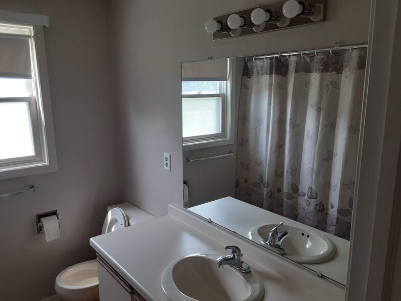 Upstairs Bathroom - 1759 Bunker Hill Ct