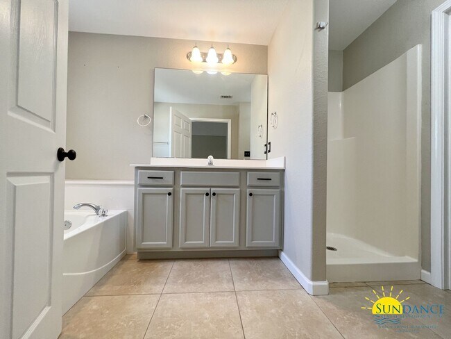 Building Photo - Beautiful townhome in the heart of Niceville!