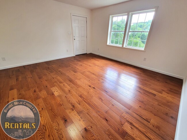 Building Photo - 427 Sugarloaf Rd