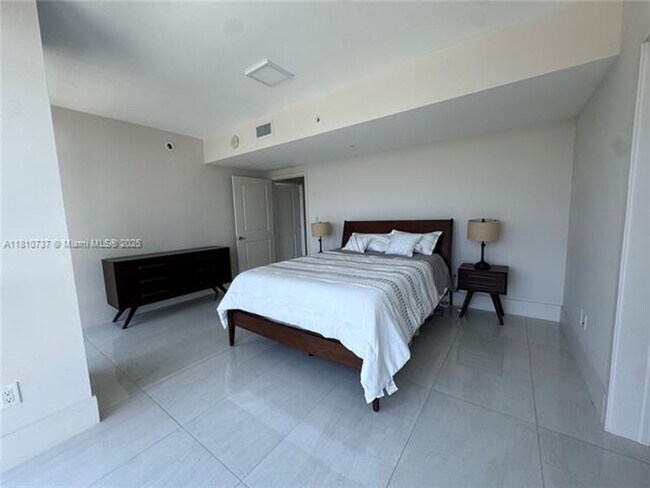 Building Photo - 400 Sunny Isles Blvd
