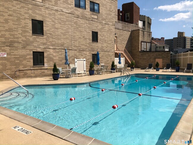 Building Photo - 143 Hoyt St