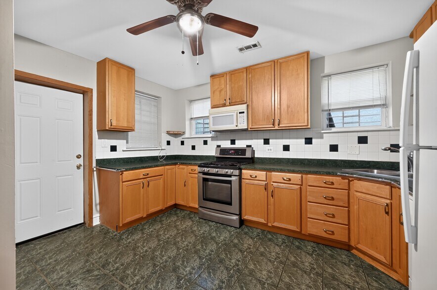 Building Photo - 1516 W Farwell Ave