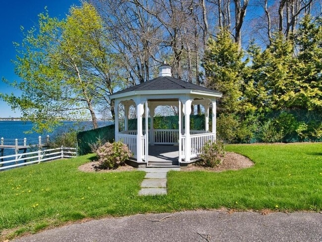 Building Photo - 149 Nanaquaket Rd