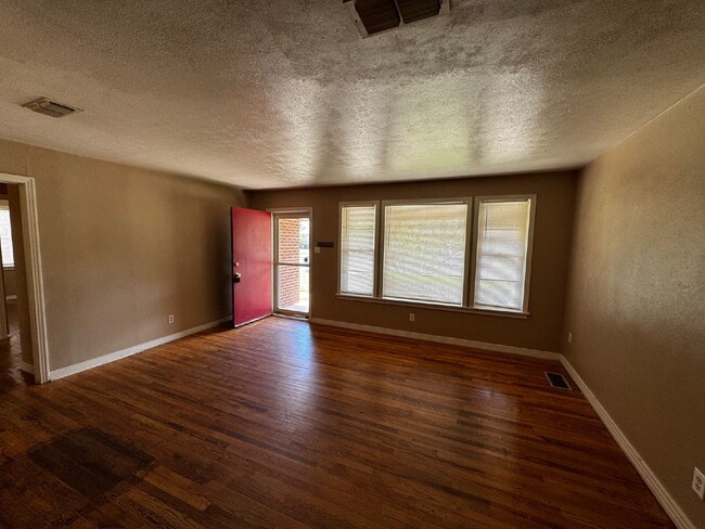 Building Photo - Spacious Home With Sun-room Located Within...