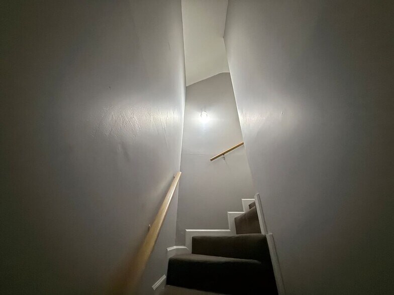 Building Photo - 615 5th Ave E