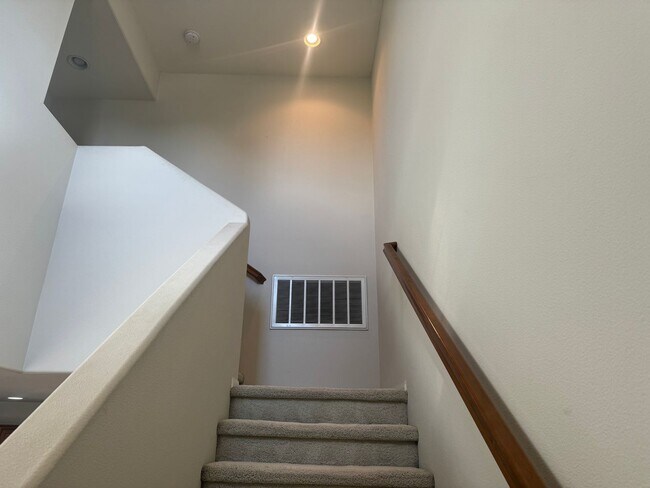 Building Photo - ONE MONTH FREE RENT! Beautiful 4 bedroom, ...
