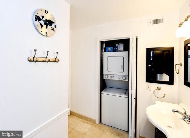 Building Photo - 3303 Wyndham Cir