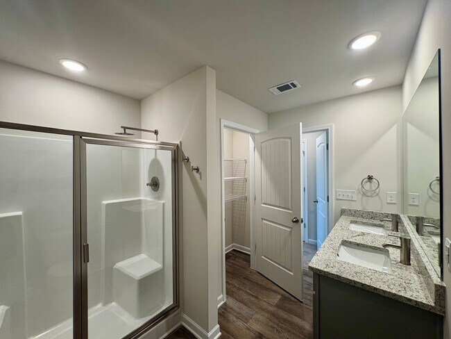 Building Photo - 5252 Magnolia Pl
