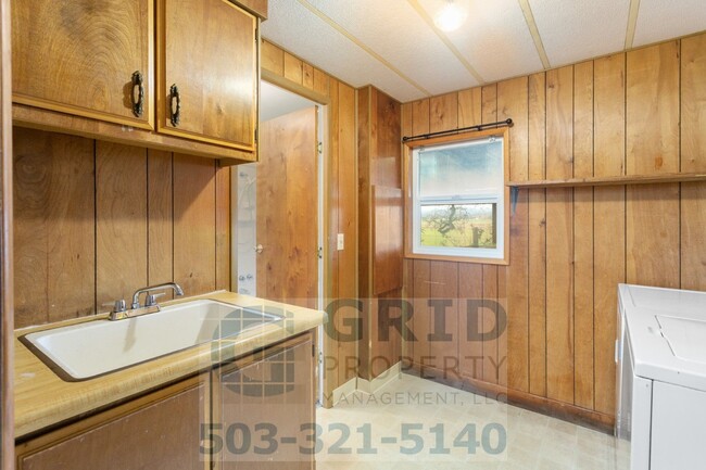 Building Photo - 3 Bedroom, 2 Bath Home Available - Amity, ...