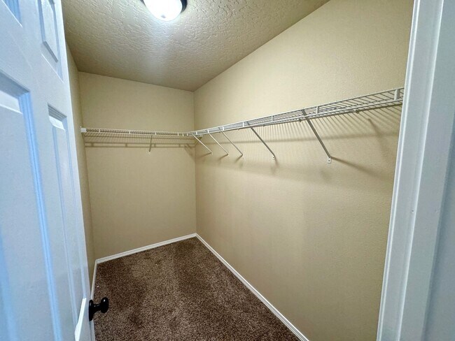 Building Photo - Spacious 5-Bedroom Home with 3-Car Garage in Nampa