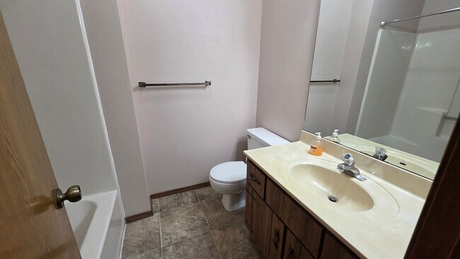 Building Photo - 503 E Redwood St