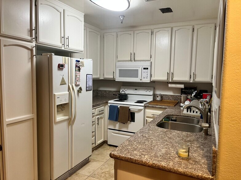 Building Photo - 5649 Lake Park Way