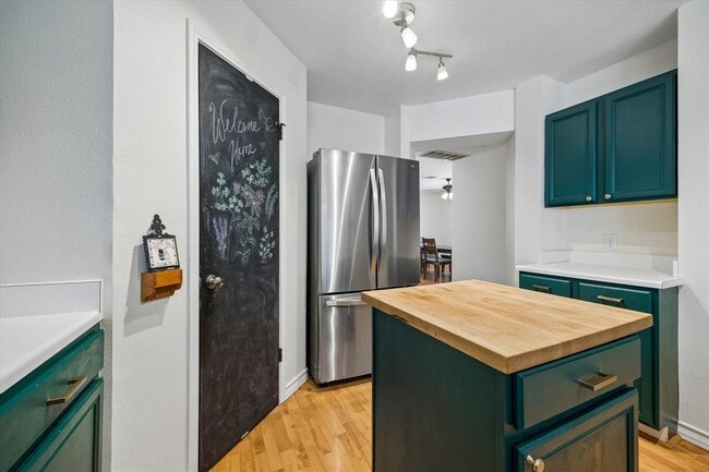 Building Photo - 2011 Harvest Moon Dr