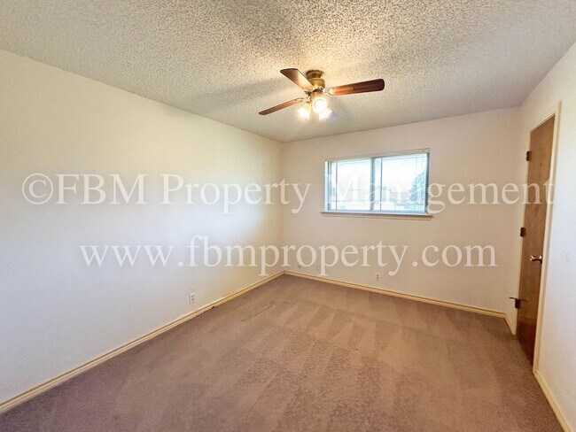 Building Photo - 103 Oak Creek Ct