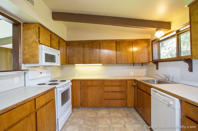 Building Photo - Charming Mid-Century Modern Ranch | 3 Bed | 2 Bath | One-Level Living | Prime Cedar Mill Location...