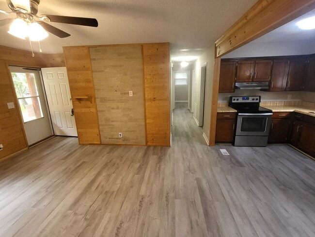 Building Photo - Nice and cozy 3 bedroom 1 bath just renovated