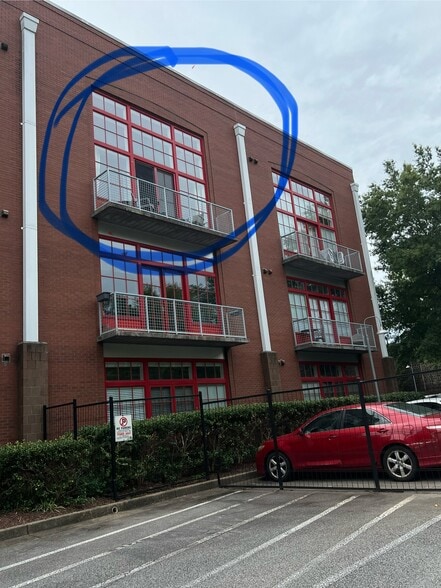 3rd floor condo with balcony - 572 Edgewood Ave NE